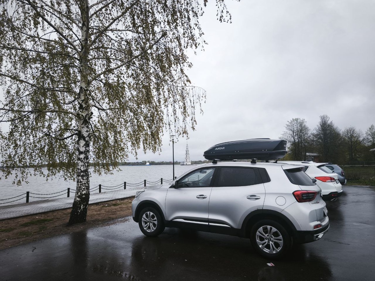 Парковка для туристов на набережной реги Волги с видом на колокольню