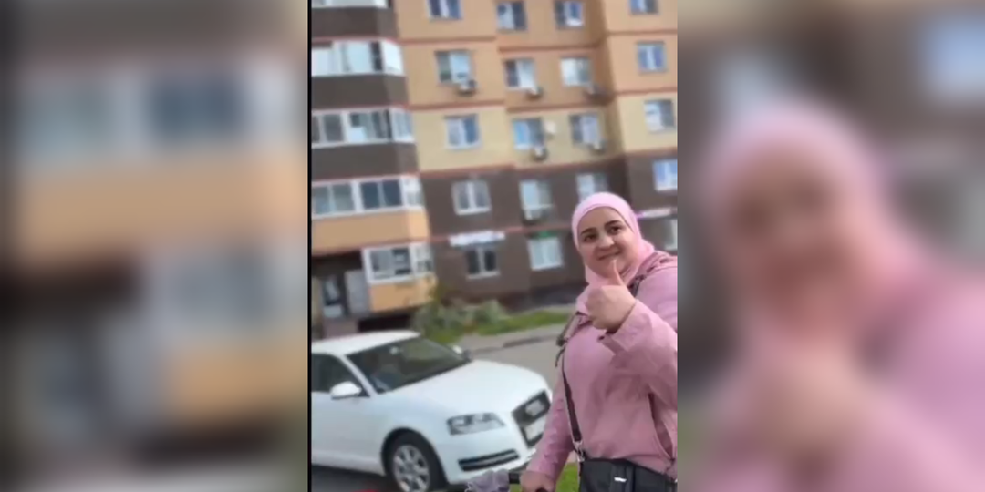 Две мигрантки в Москве подошли к месту гибели байкера, и стащили цветы, оставленные людьми