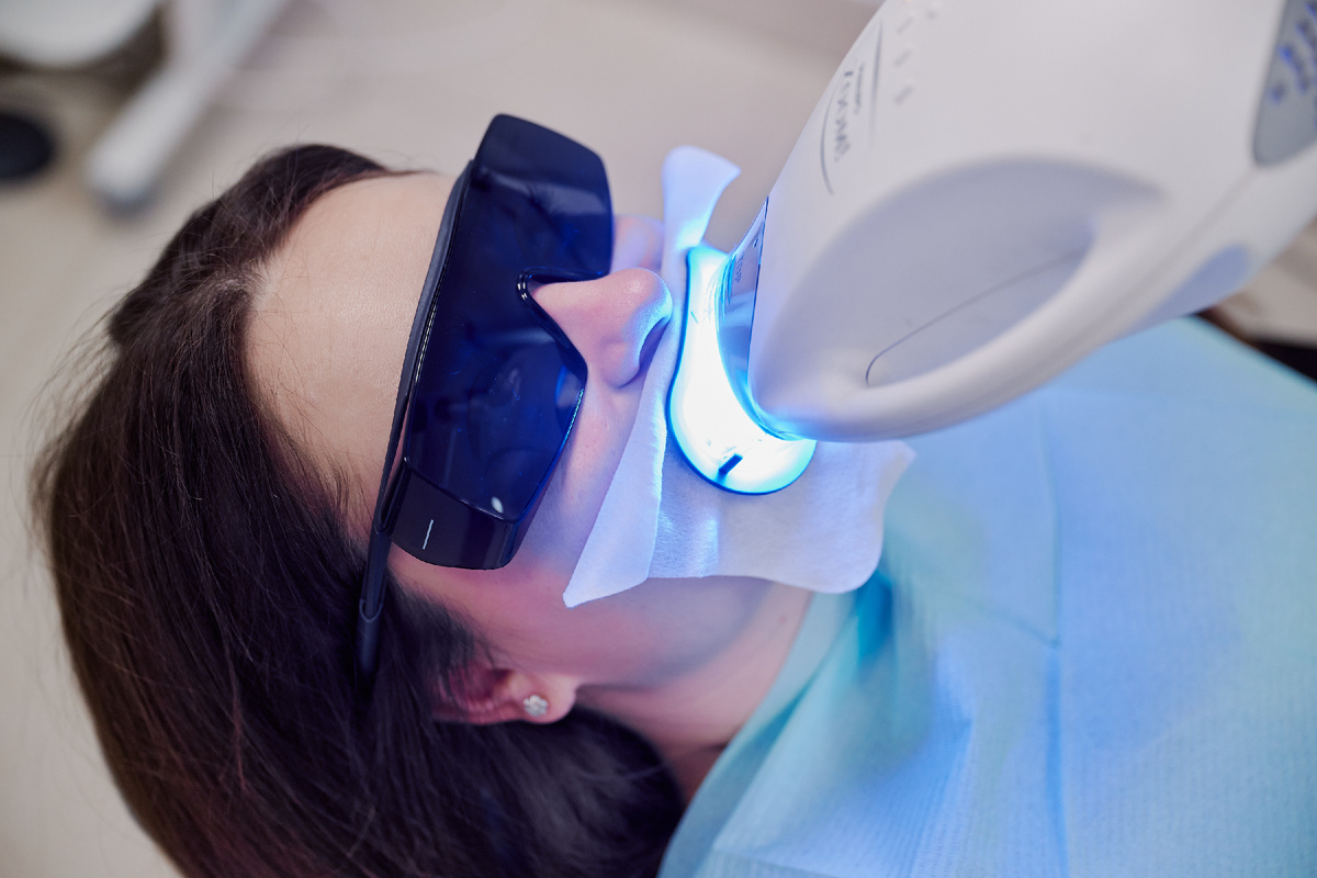 ZOOM 4 White Speed отличается от предыдущих поколений продвинутой технологией холодного света, что исключает перегрев тканей зубов и десен. 