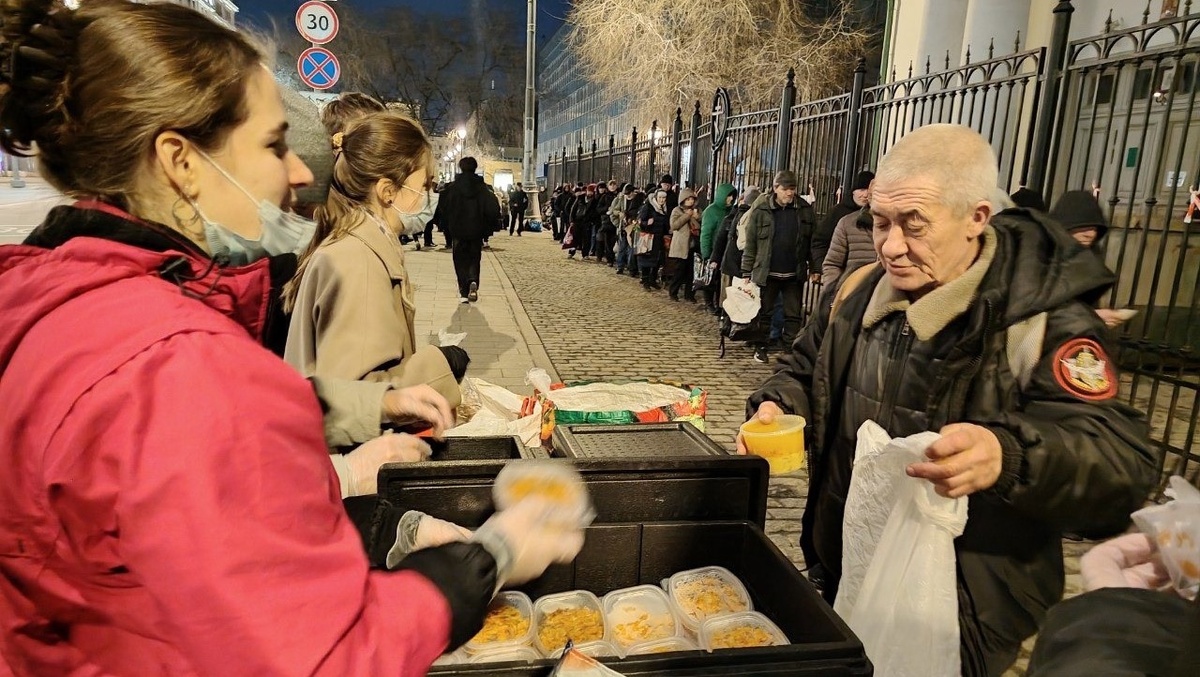    Волонтёры раздают благотворительные обеды в Москве. Фото: движение «Даниловцы»