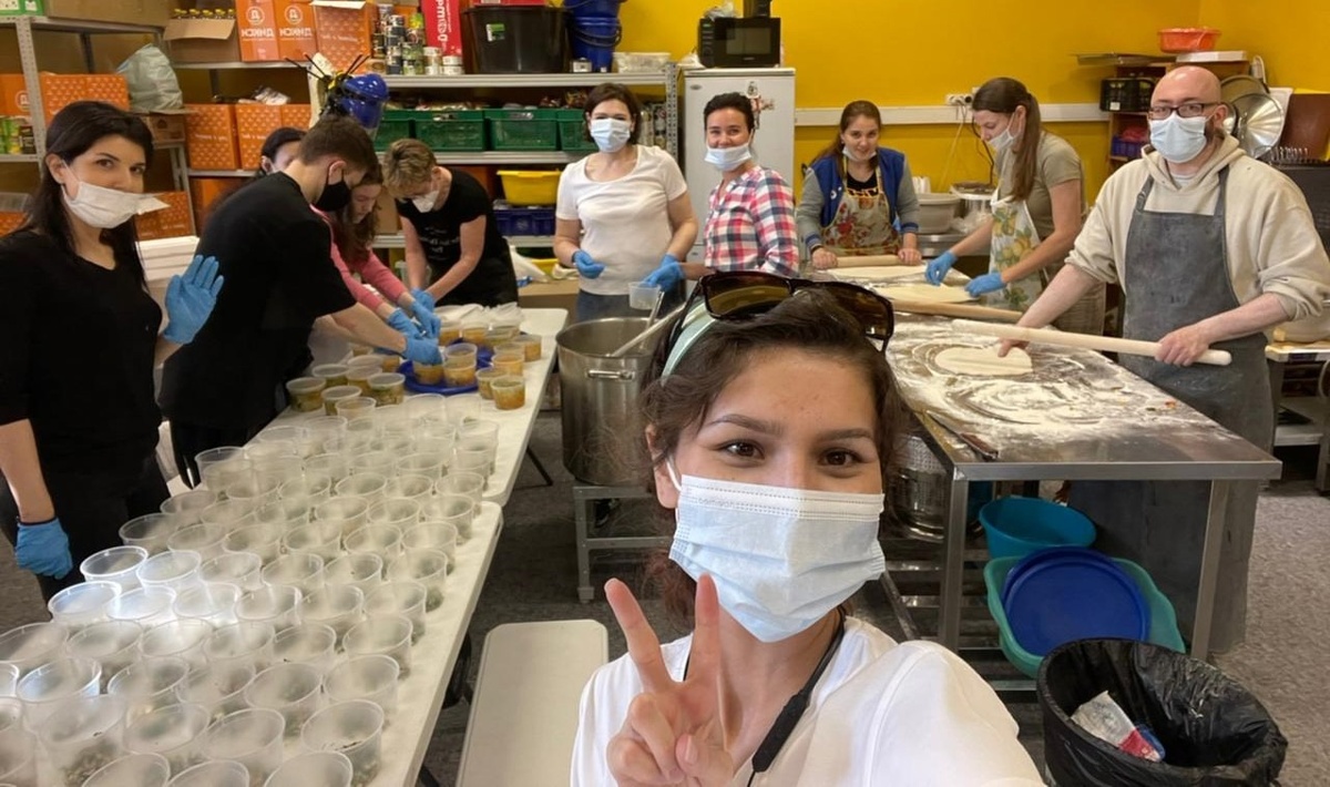    Волонтёры на благотворительной кухне. Фото: движение «Даниловцы»