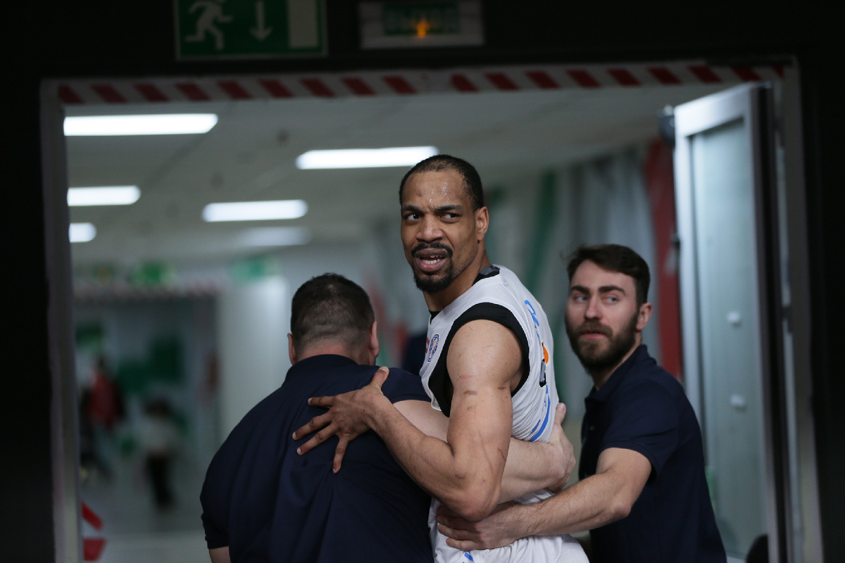 Винса Хантера уводят с паркета в третьей игре против «Локо»