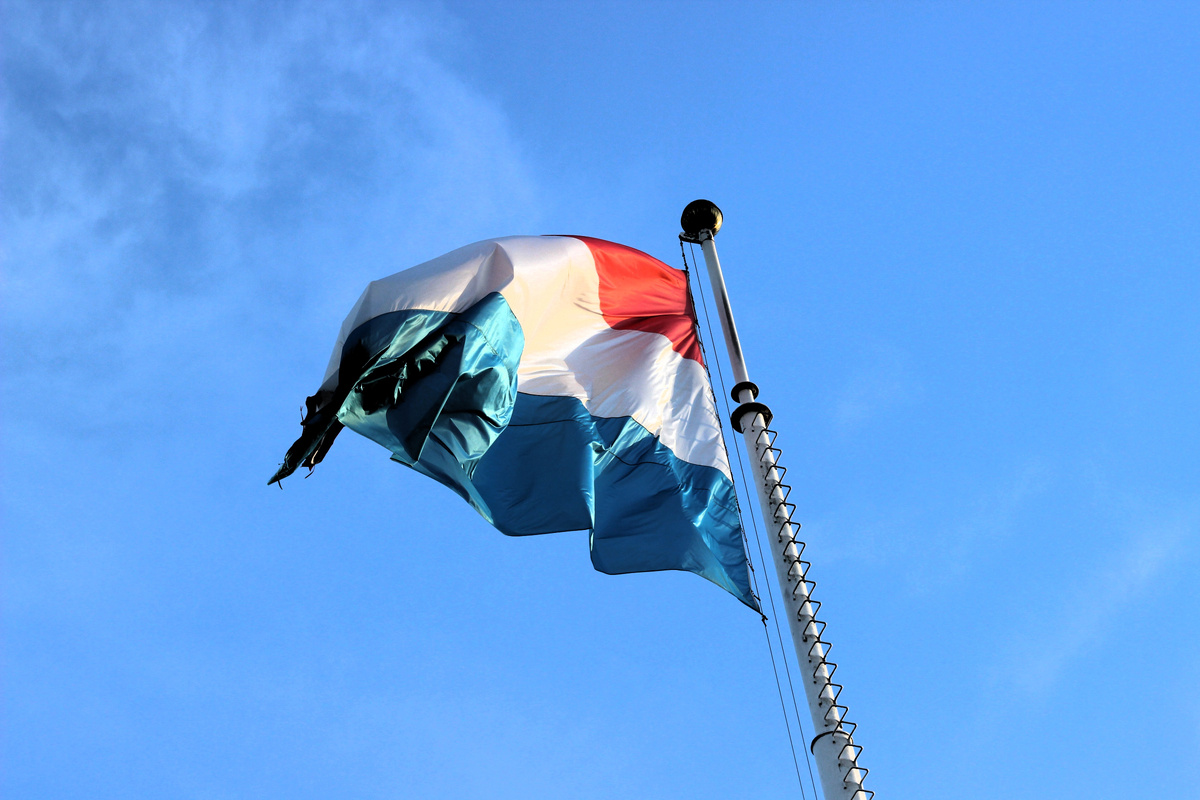 Флаг Люксембурга. Принят в 1845, похож на флаг Нидерландов