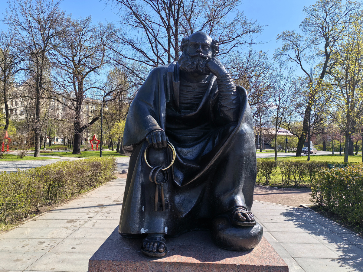 Скульптура Святой Пётр. Фото автора.