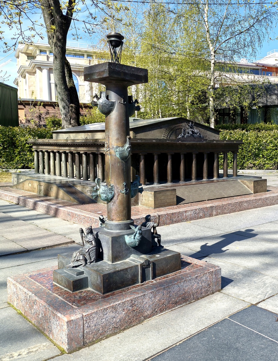 Миниатюра Ростральной колонны. Фото автора.