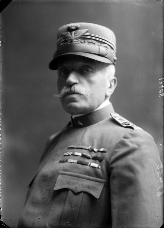 Луиджи Кадорна. https://upload.wikimedia.org/wikipedia/commons/a/a5/Luigi_Cadorna_by_Mario_Nunes_Vais.jpg
