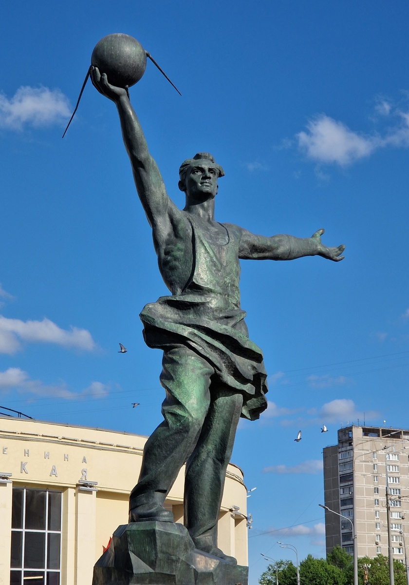 Памятник создателям первого спутника (1963 - Семен Ковнер)