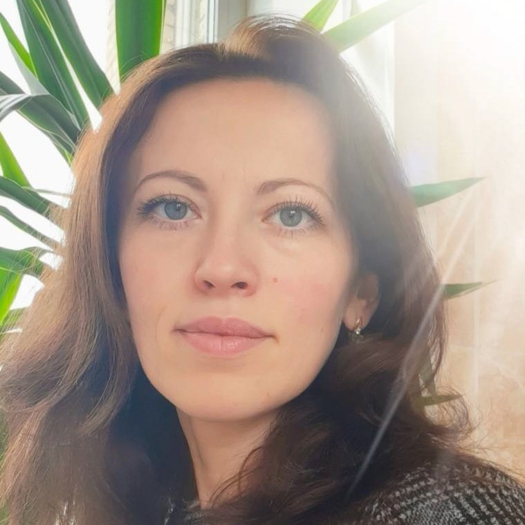    Елена Плахотникова