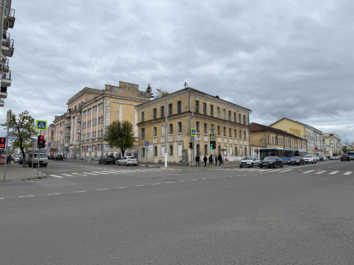 А это министерство демографической и семейной политики Тверской области, что располагается на пересечении Новоторжской улицы и переулка Свободного. По состоянию здания можно предположить в каком положении сейчас демография в Тверской области. Фото моё.