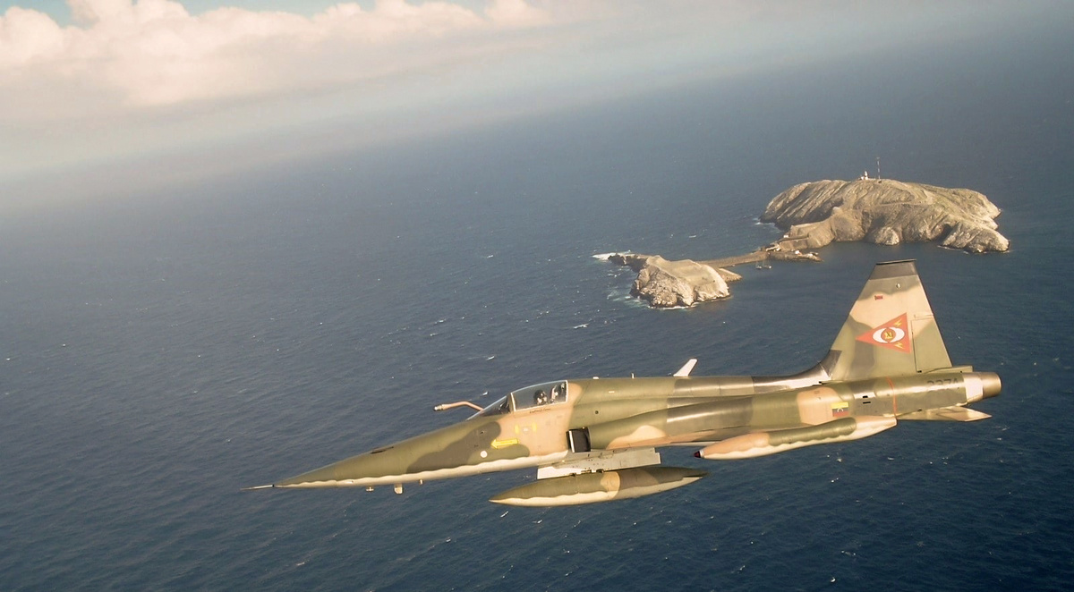 Истребитель VF-5 из 12-й группы ВВС Венесуэлы над островами Лос-Монхес, начало 2000-х гг. 