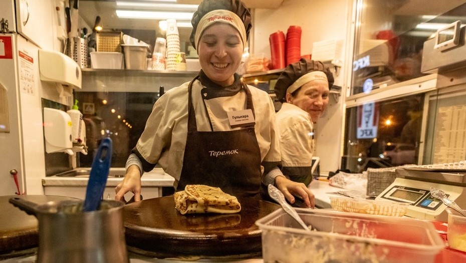    Девушка готовит блин с начинкой в ларьке "Теремок". Автор фото: Тихонов Михаил/ДП