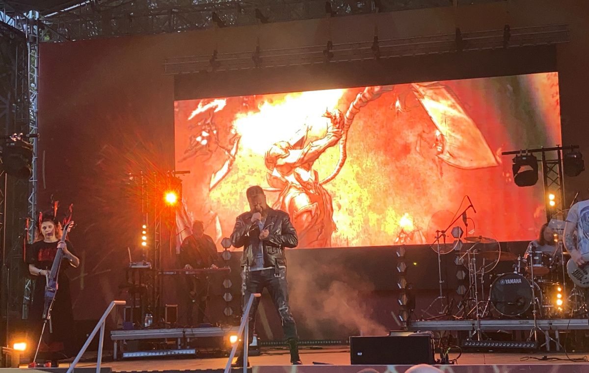 По видио на фоне можно не зная сет-листа узнать какие песни были исполнены