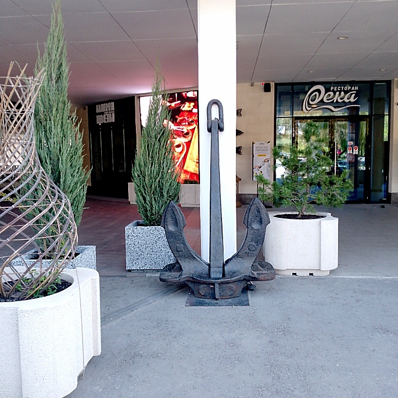 На фото один, но вообще их два штуки