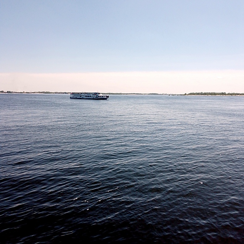 Речной трамвайчик поворачивает к причалу