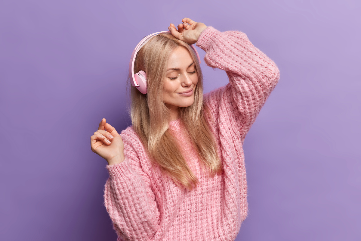 Звуки окружают нас повсюду — от городского шума до любимой музыки в наушниках. Но часто ли мы задумываемся о том, как последняя может влиять на наш слух?