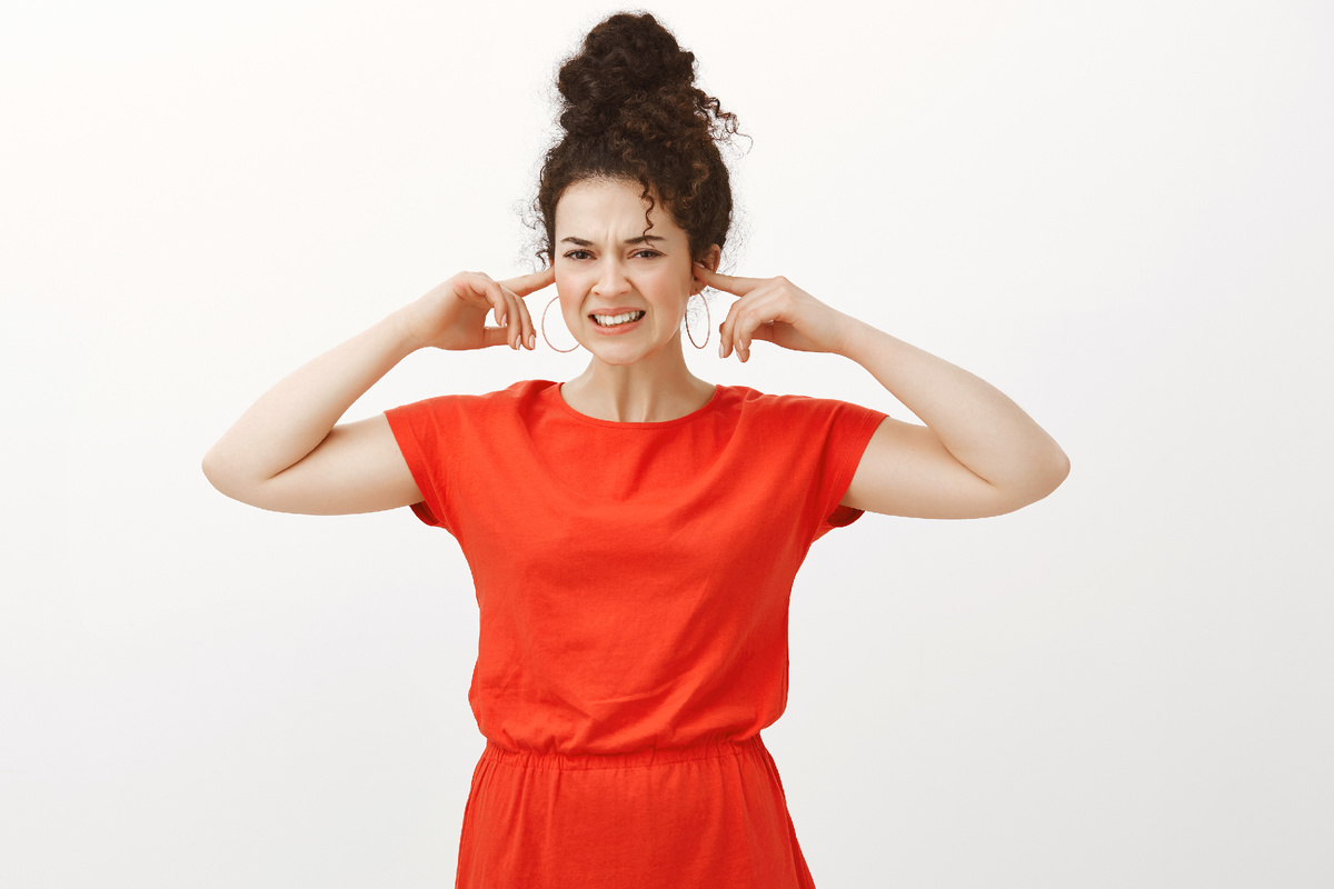 Для человеческого уха критической считается громкость от 85 децибел и выше. Длительное воздействие звуков такой интенсивности может привести к необратимому повреждению органов слуха.