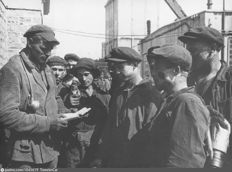 Знатный забойщик Никита Изотов инструктирует и дает задание членам своей бригады перед спуском на работу в шахту. Автор фото Марков-Гринберг Марк Борисович