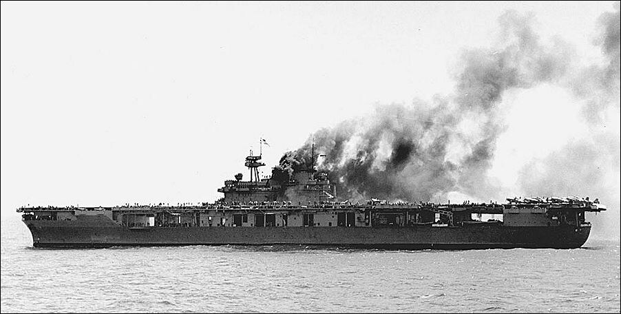 Пожар на авианосце «Йорктаун» после первой атаки японских пикирующих бомбардировщиков во время битвы за Мидуэй 