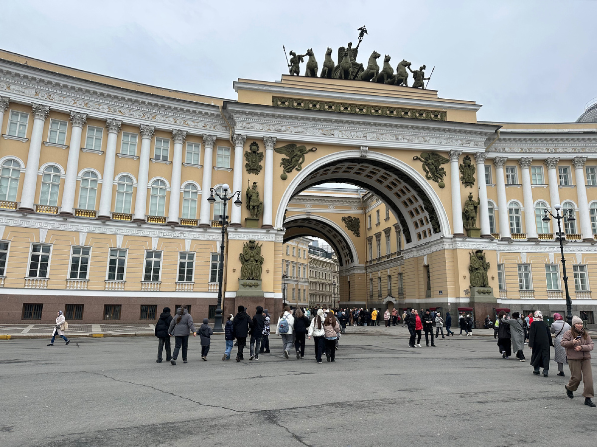 Дворцовая площадь в Санкт-Петербурге.
