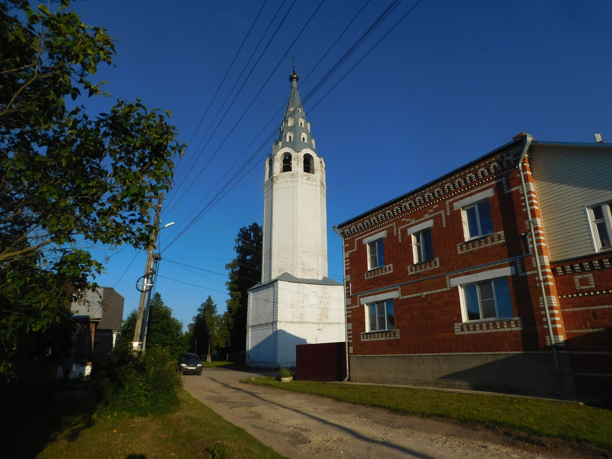 Город Вязники на маршруте Подмосковье-Подмосковье. Все колокольни в Вязниках стоят отдельно от храмов. Такая оригинальная архитектура.