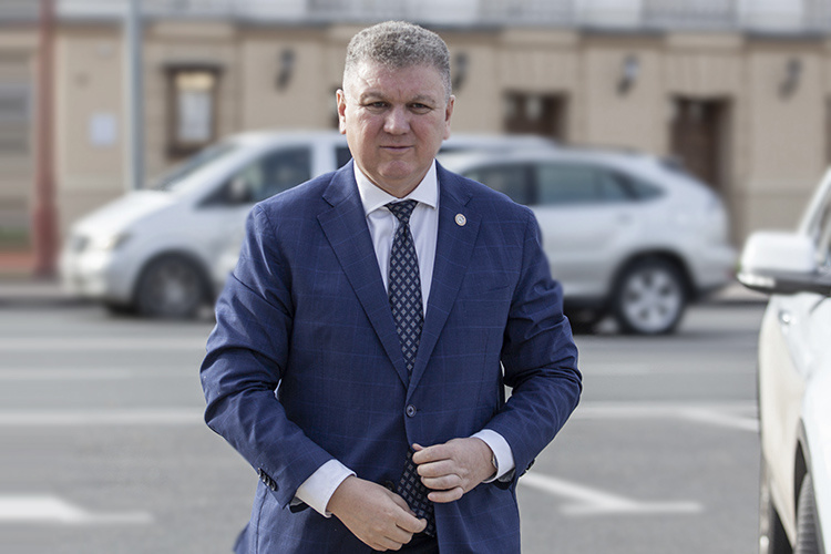    Первый вице-губернатор Смоленской области Алмаз Ахметшин скоропостижно скончался в возрасте 58 лет. По предварительным данным, причиной смерти стал оторвавшийся тромб.   
Фото: «БИЗНЕС Online»