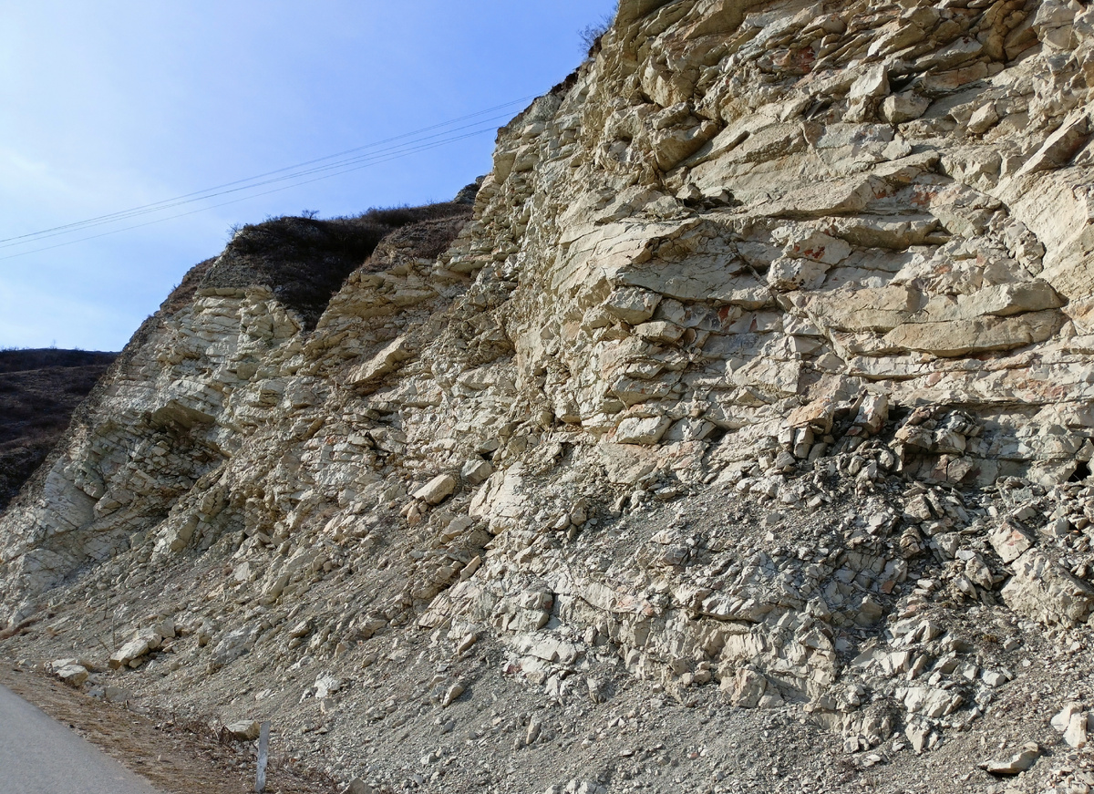 Фото автора: скалы у дороги (Дагестан, январь 2024)