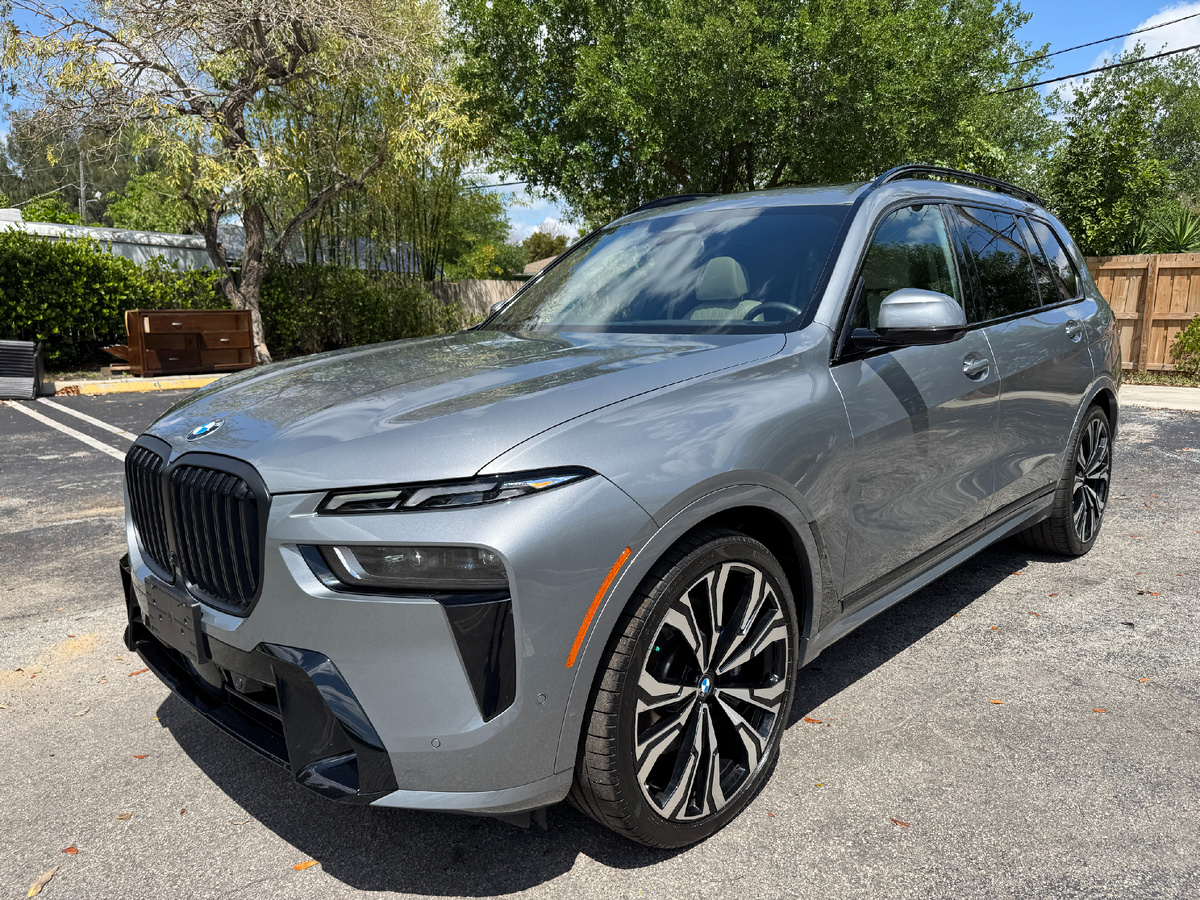 BMW X7 xDrive40i M-Sport Individual. Объём двигателя 3 литра. Такой автомобиль мы готовы привезти под заказ из США.