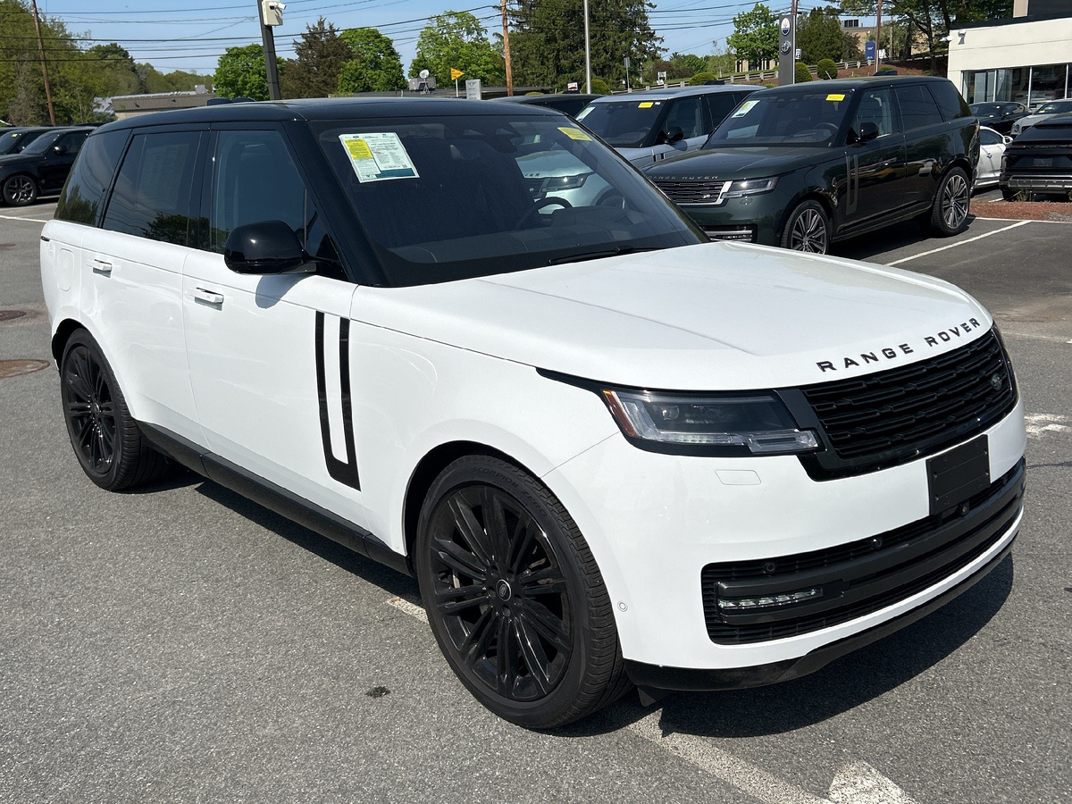 Новый Range Rover P400 SE. Объём двигателя 3 литра. Такой автомобиль мы готовы привезти под заказ из США.