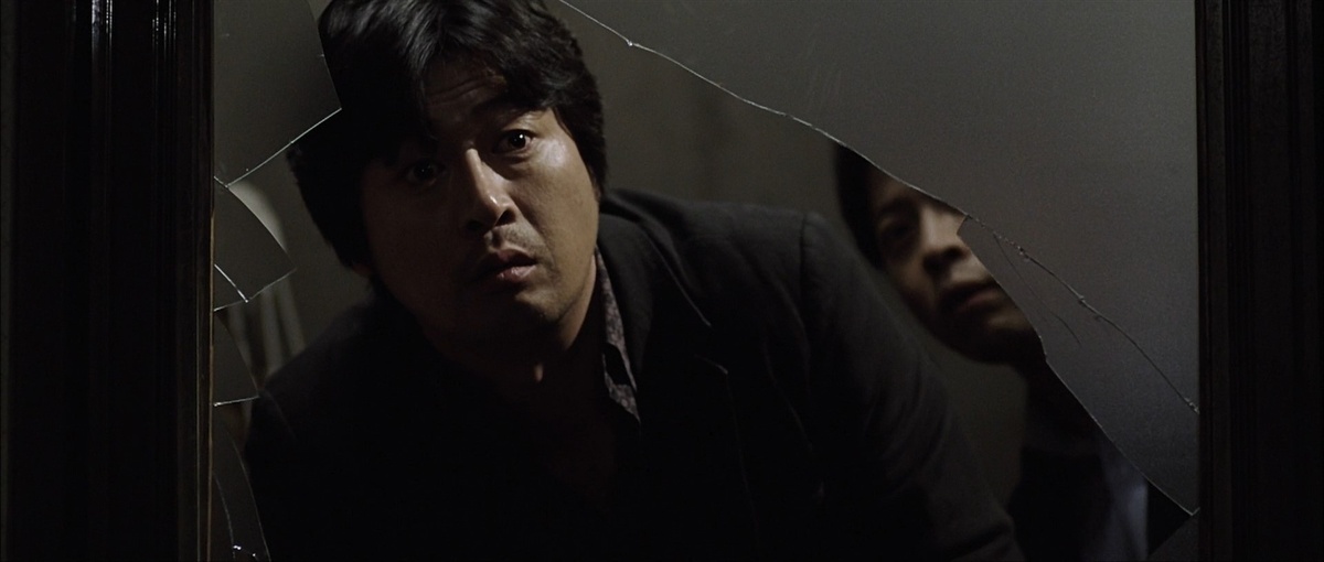 Всего через месяц после премьеры Warner Bros. купили права на постановку ремейка за 1 миллион долларов. Для создания планировалось привлечь ту же команду, которая превратила «Двойную рокировку» в «Отступников». Но дальше переговоров дело не зашло.