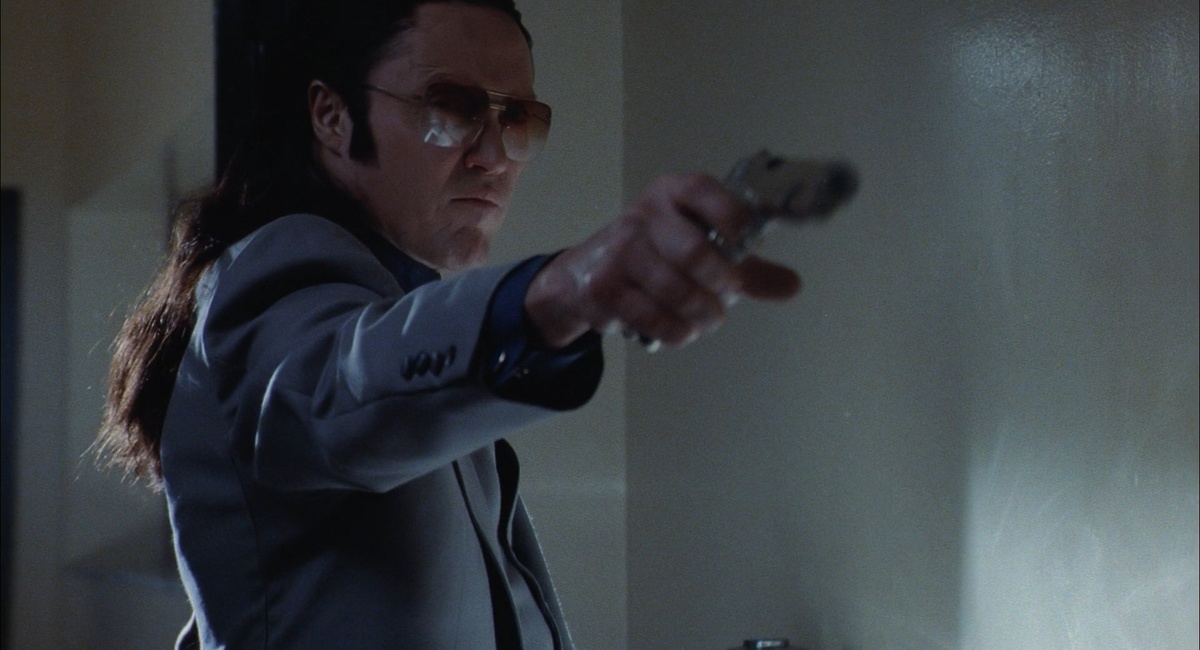 Кристофен Уокен проводит почти весь фильм, будучи привязанным к креслу, но режиссёр выкроил для него несколько секунд, в которых актёр вновь показывает, что он лучший танцор в Голливуде. 