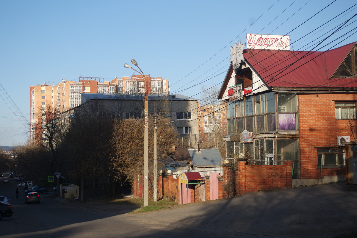 обратите внимание на странный дом под вывеской ЦВЕТЫ