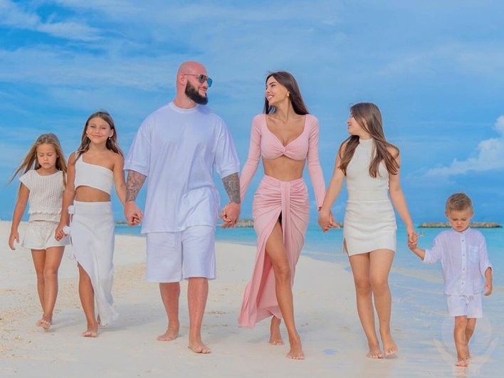    Оксана Самойлова и Джиган с детьми, фото: соцсети