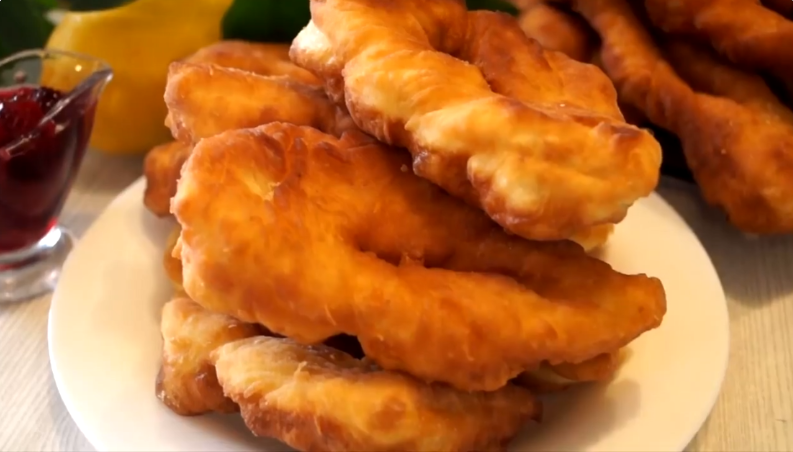 "Ушки" на кефире: Готовятся за считанные минуты, и скалка не понадобится. Пышные, мягкие, воздушные, не черствеют после остывания