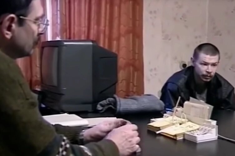 Сибирский потрошитель мучил и убивал школьниц в своей квартире. В этом ему помогала мать. Фото: Телепередача «Криминальная Россия».