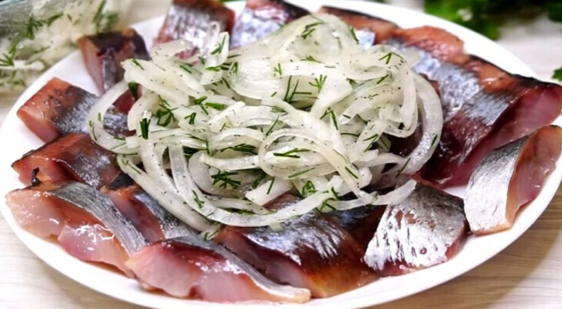Маринованный лук «Трёхминутка»: незаменим не только к рыбе, но и к мясу, салату или с хлебушком