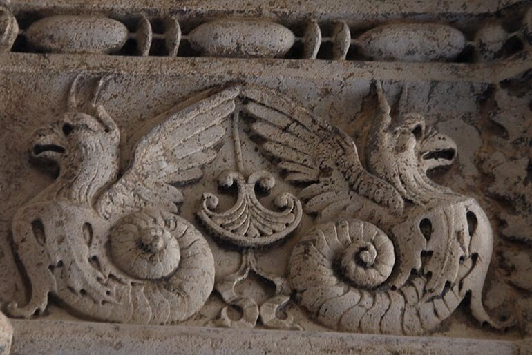 Геральдическая композиция в рельефах Дворца Дожей в Венеции (источник: https://ornament-i-stil.livejournal.com/57503.html)