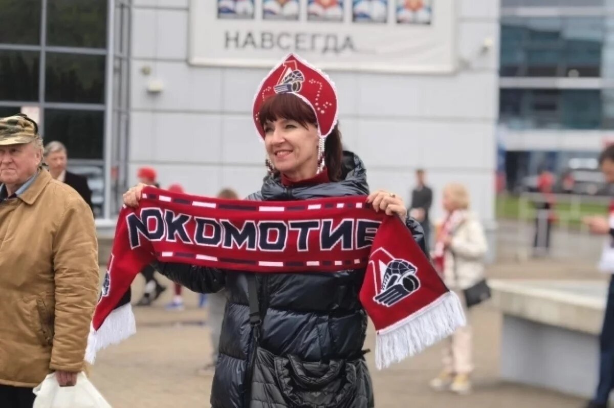    Кокошник с символикой «Локомотива» — яркий атрибут болельщицы.