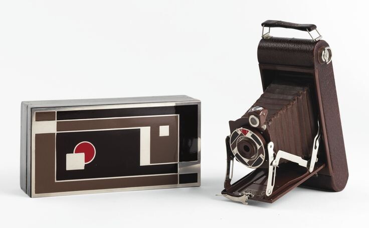 Фотоаппарат Kodak, металл, лакированный металл, окрашенное дерево и кожа, 1930, Milwaukee Art Museum, официальный сайт - www.mam.org 