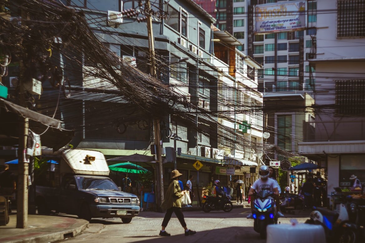 Вуаля. Кстати, интересно...это рай для электриков или все же ад?  Photo by @mirrors_are_more_fun