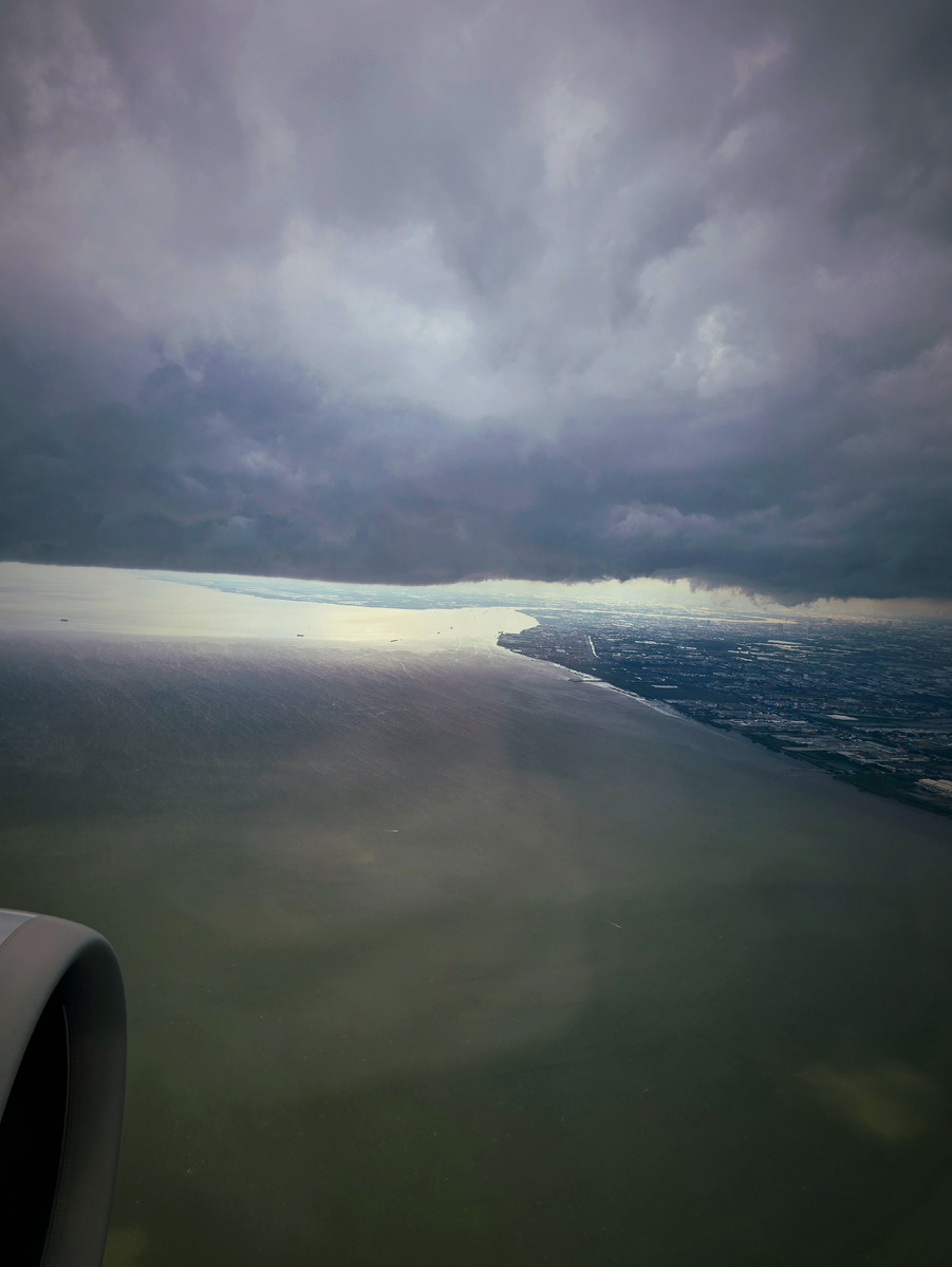 Приятное милое облачко и ласковый ветерок