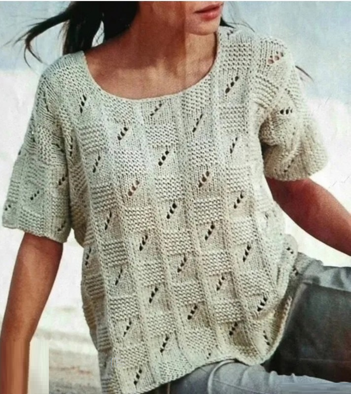 Футболка, связанная спицами ажурными квадратами