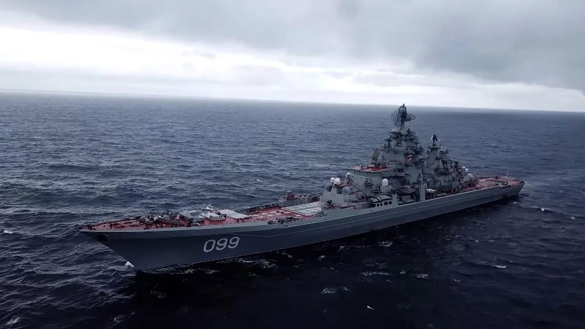 Этот ракетный крейсер при закладке в 1986 г. получил имя «Куйбышев», затем «Юрий Андропов», в 1992 г. окончательное наименование «Пётр Великий».