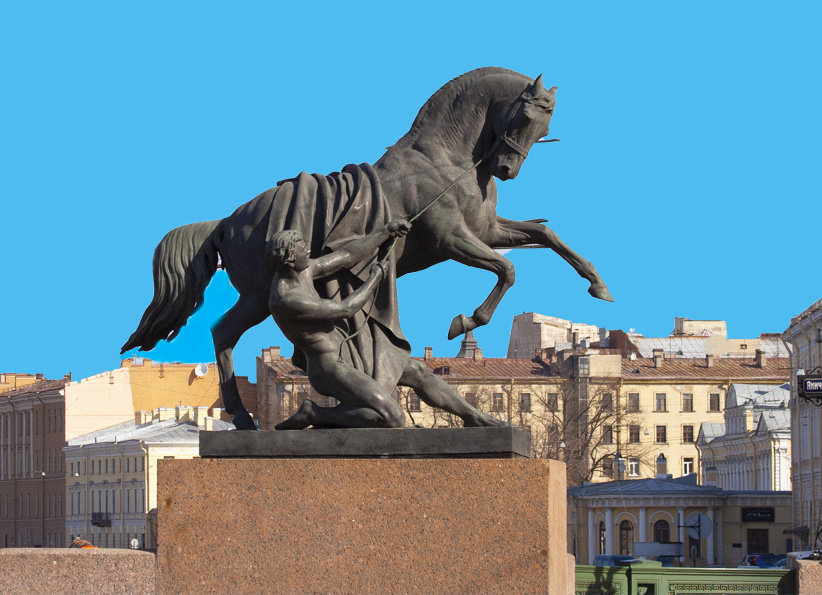 На Аничковом мосту.