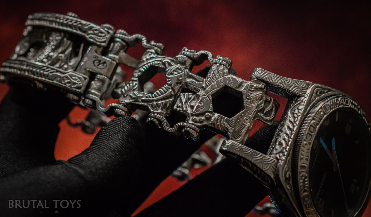  Leatherman Tread Tempo steel - американские часы / мультитул, известные по всему миру, и по праву заслужившие свое признание. Внутри стоит позолоченный швейцарский механизм (не из дешевых) с рубинами. Качество сборки и подгонки деталей просто на высоте. Каждое звено часов - набор инструментов, которыми совершенно без проблем можно пользоваться при необходимости. 