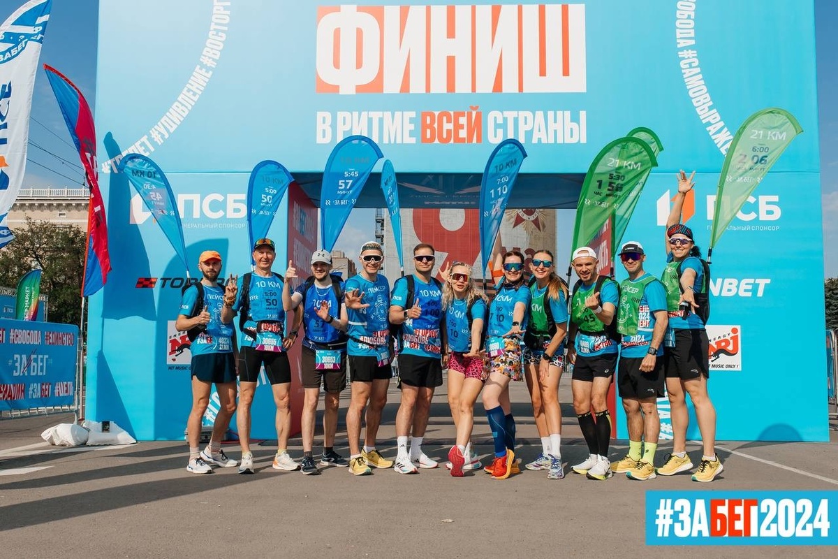 Главный опознавательный элемент пейсмейкера на "ЗаБег.РФ" — длинный флаг с указанием темпа и финишного времени.
