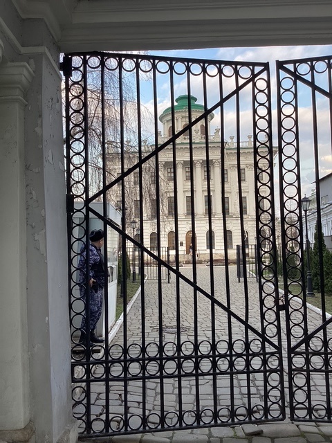 Машем руками, привлекая внимание охраны. Спойлер: нам здесь официально не рады