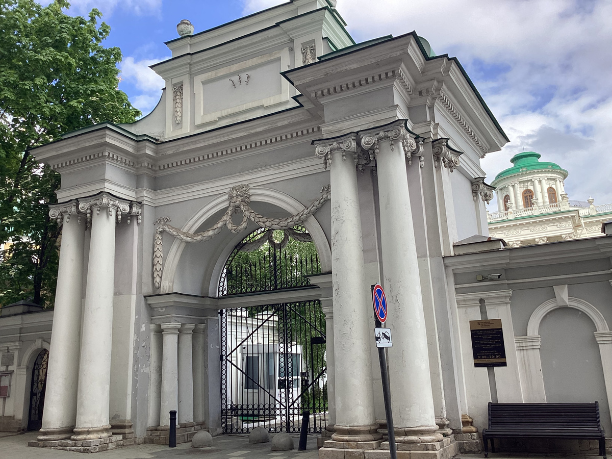 Вход со стороны Староваганьковского переулка