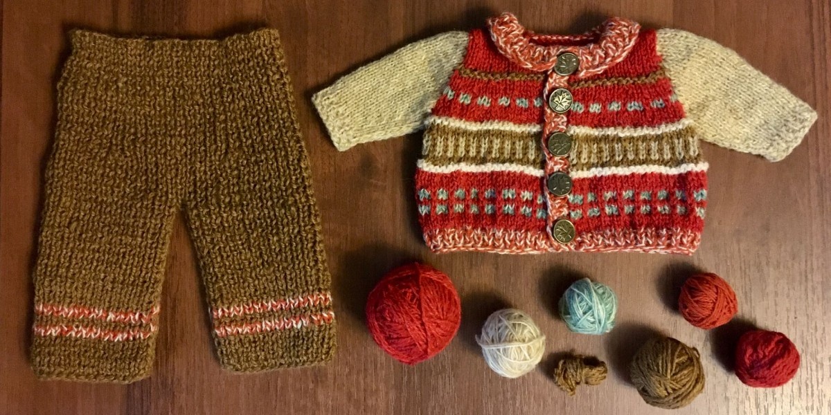 Рядом с одеждой оставшиеся клубочки, из которых потом получатся шапка, сапоги и сумочка.