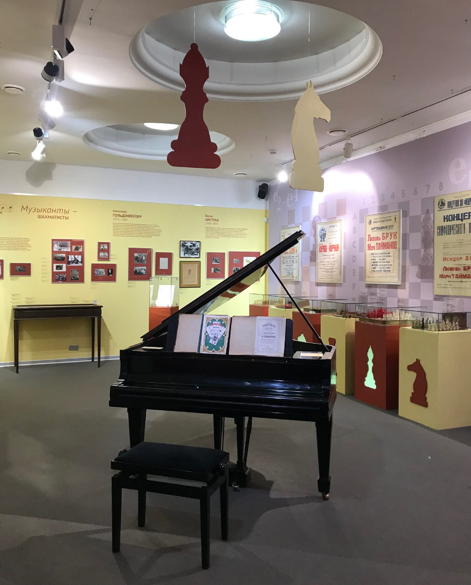 Рояль 7-го чемпиона мира по шахматам Василия Смыслова в выставочном зале музея С.Прокофьева