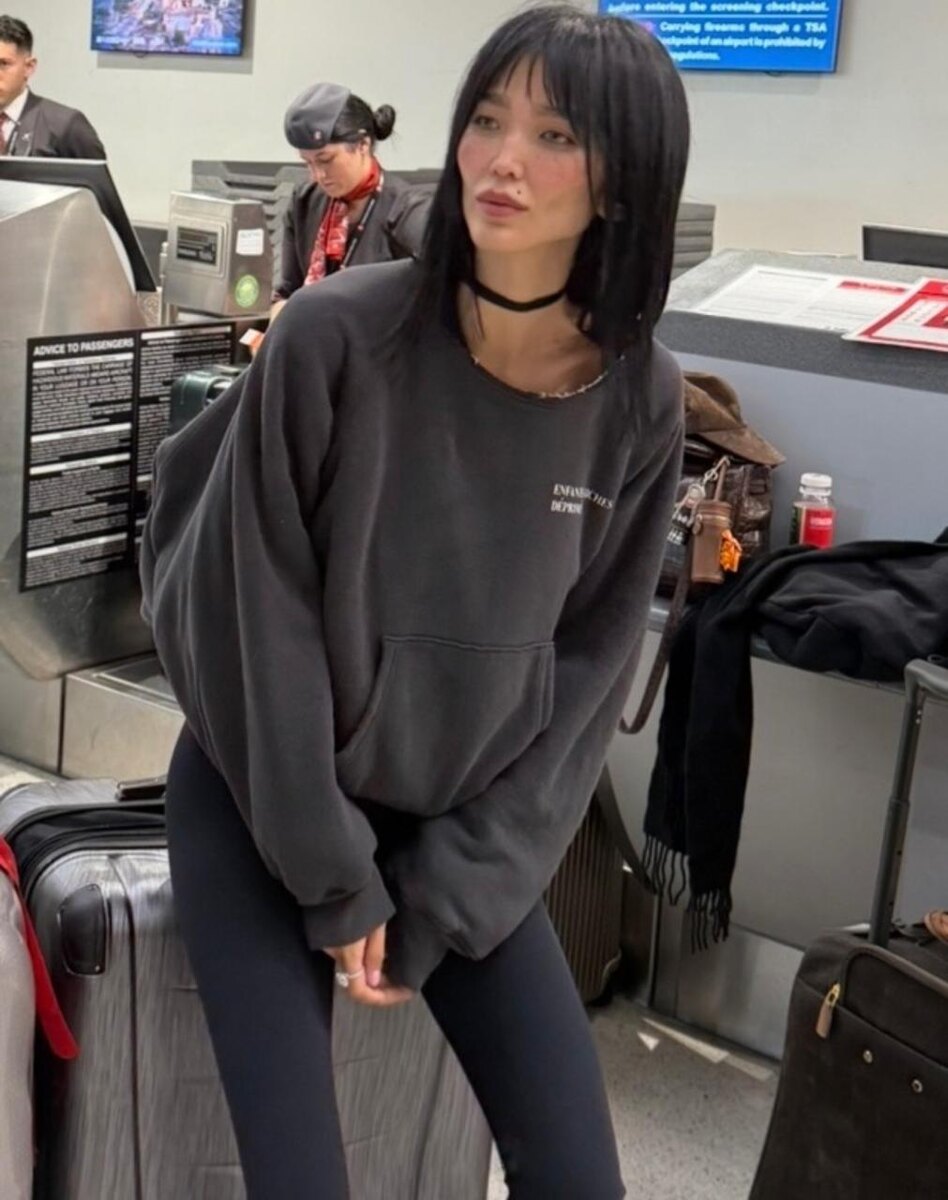    Дарина Эрвин устроила фотосессию в аэропортуСоцсети Дарины Эрвин